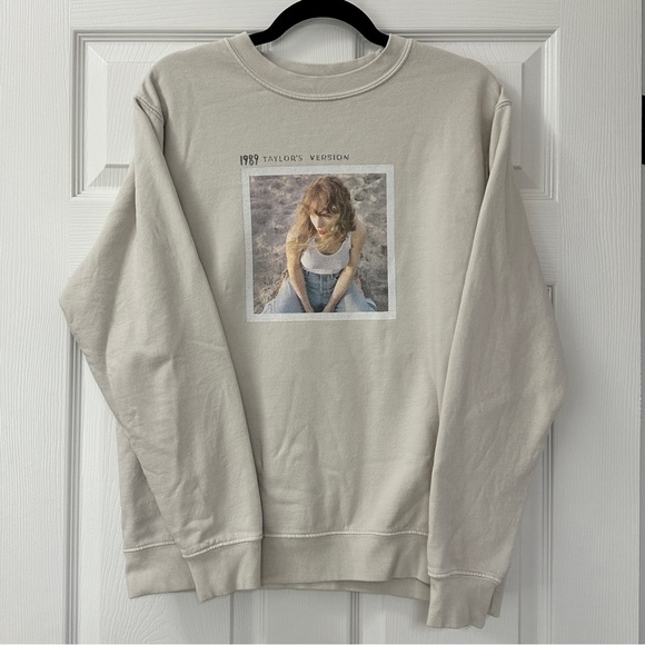 Taylor Swift Sweaters - Taylor Swift 1989 Polaroid Sweatshirt with Seagulls Small